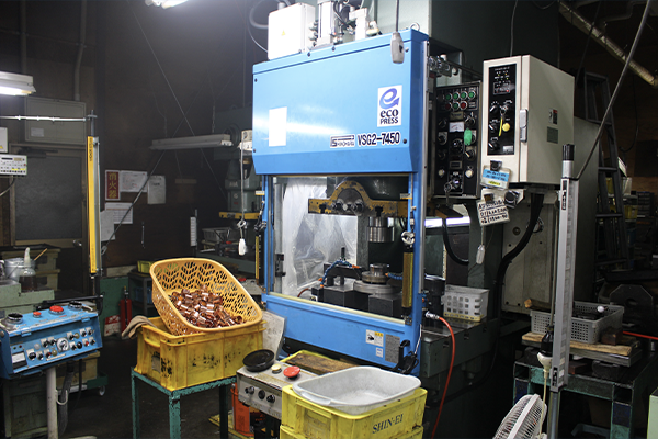 シャッターガード付き NC-6プレス機