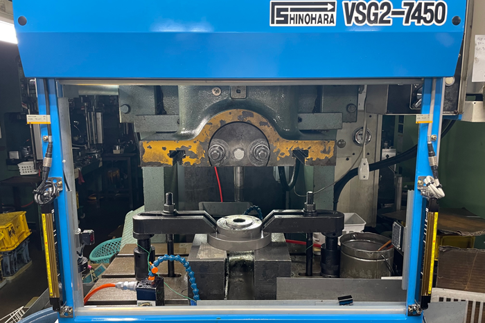 シャッターガード付きNC-6プレス機