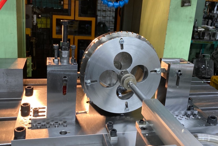 大型保持器ピアス加工