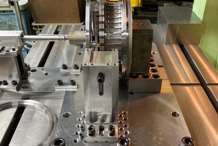 大型保持器ピアス加工-2